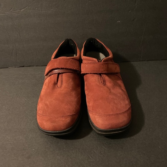 Easy Spirit Suede Rust Colored Womens Size 8.5 - Picture 1 of 7